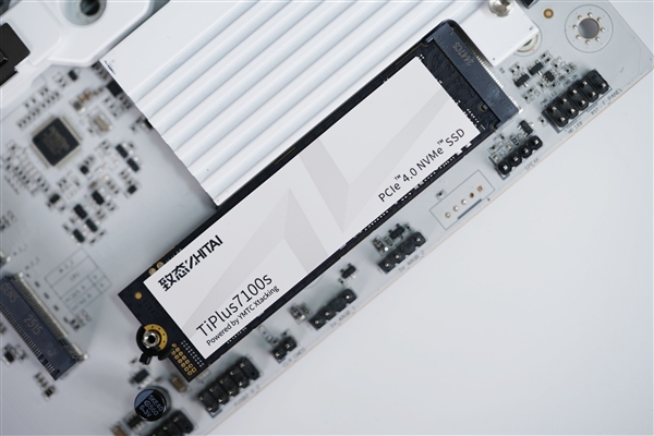 疾速7400MB/s!长江存储致态TiPlus7100s 2TB SSD图赏