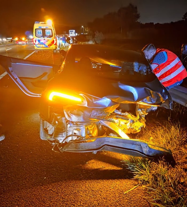 特斯拉Model 3被时速250公里奔驰AMG撞上:车主无碍 又提了一台