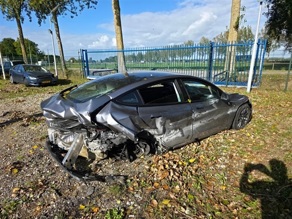 特斯拉Model 3被时速250公里奔驰AMG撞上:车主无碍 又提了一台