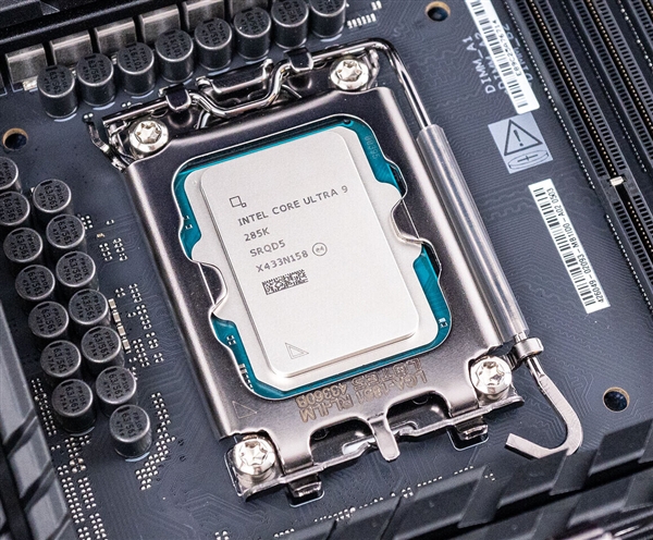 Intel酷睿Ultra 200S发布一年 性能+9％ 功耗-15％！还只是Linux