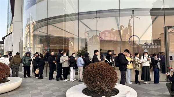 华为Mate 80系列首销火爆！线上瞬间售罄 线下门店再现排队盛况
