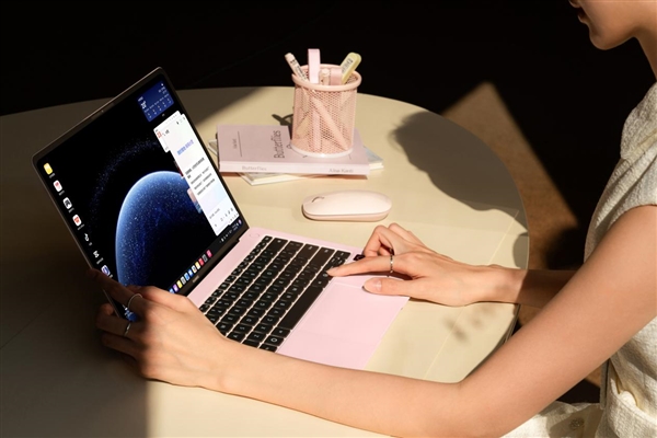 拂晓粉、瑞红双色焕新！两款新配色鸿蒙电脑今日开售 生产力拉满