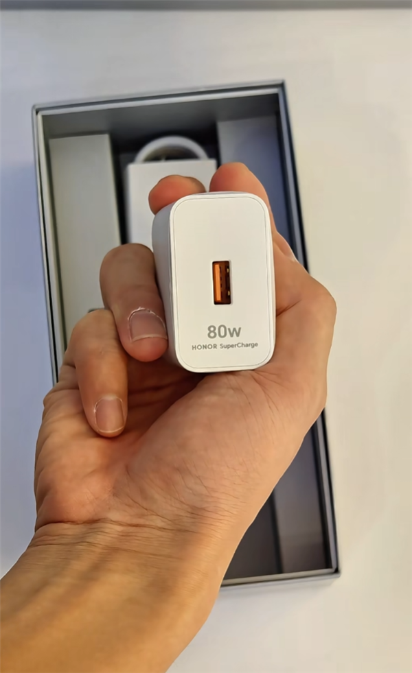 荣耀Magic8 Pro Air真机上手：经典感叹号Deco 比iPhone Air还轻